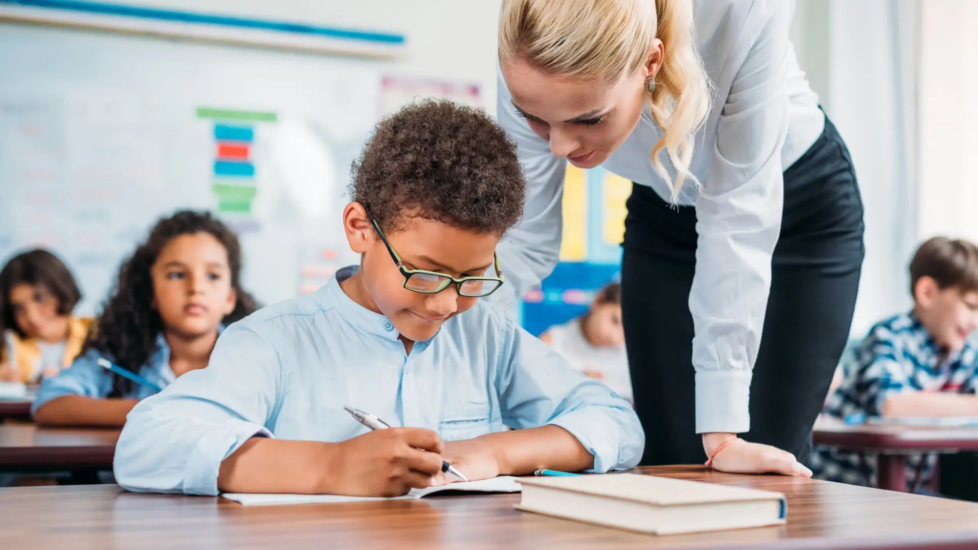 como pueden ayudar los profesores a niños con dificultades de aprendizaje