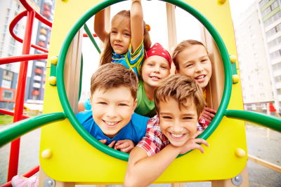 desarrollo niños jugando parque