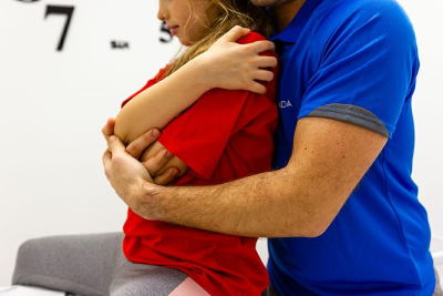 niña en sesión de fisioterapia